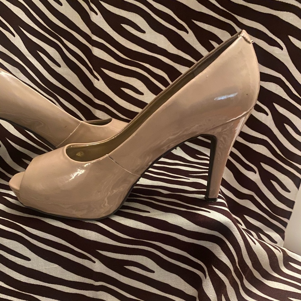 Peep-toe Pump